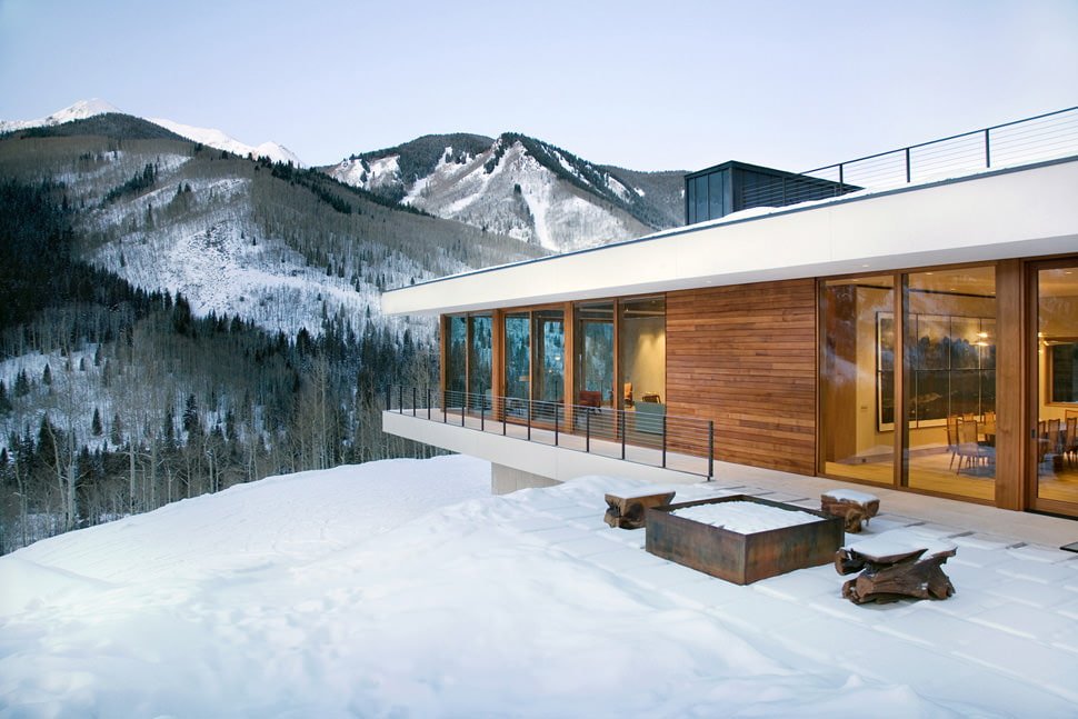 casa a un piano con finestre panoramiche