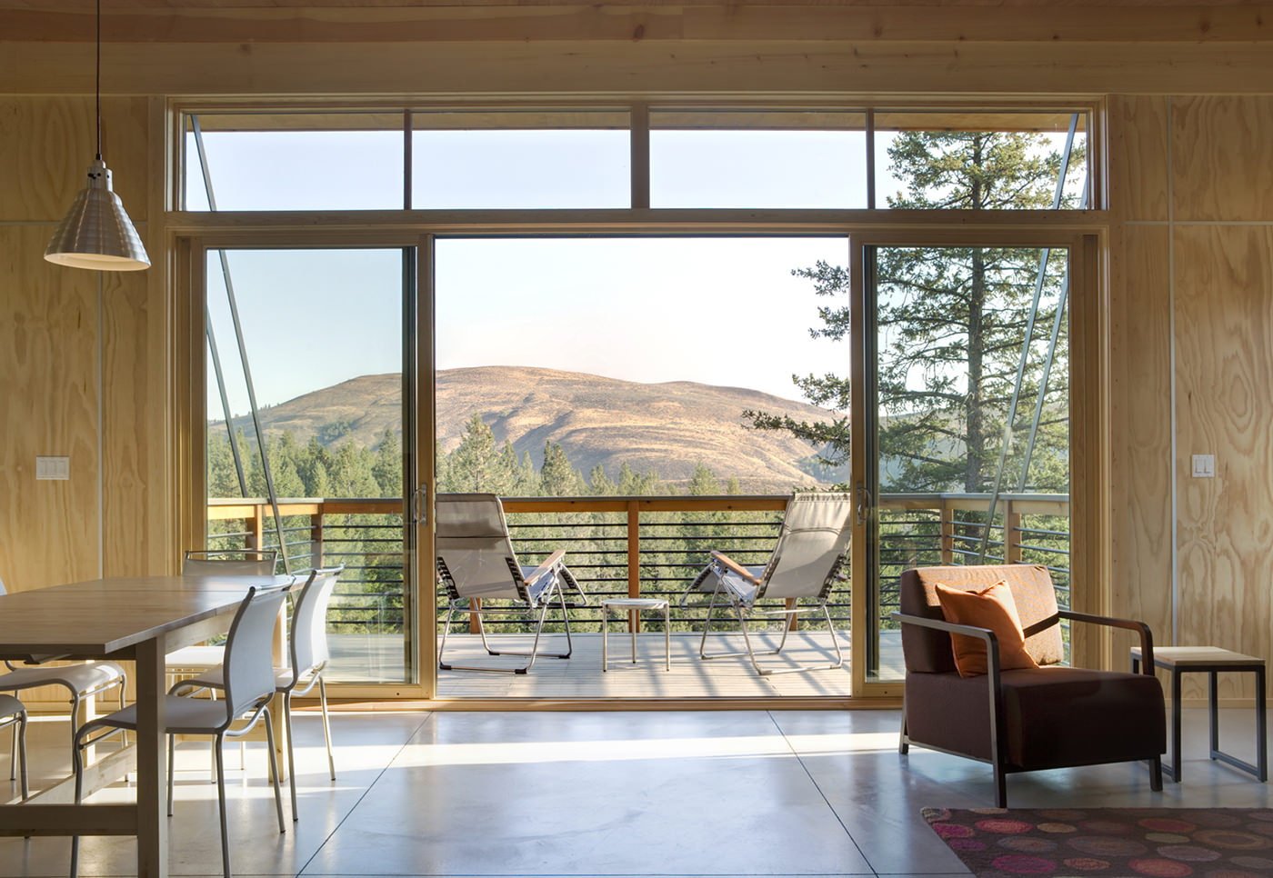 Interno di una casa di campagna con finestre panoramiche