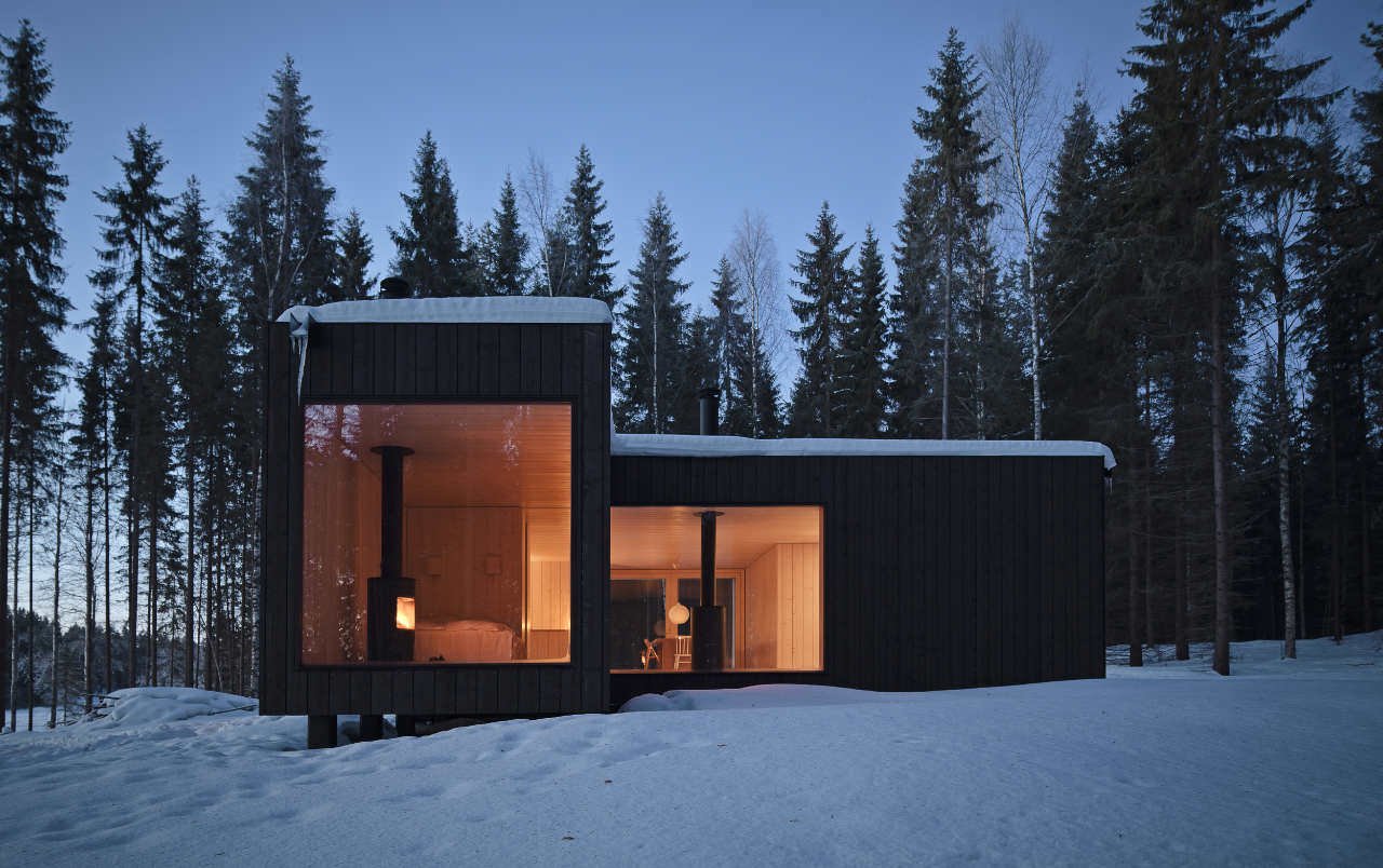 casa a un piano con finestre panoramiche