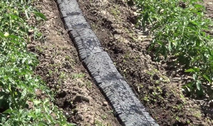 percorso tra i letti fatto di pneumatici
