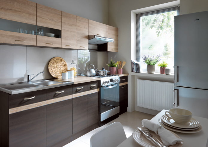 cucina lineare con facciate in legno