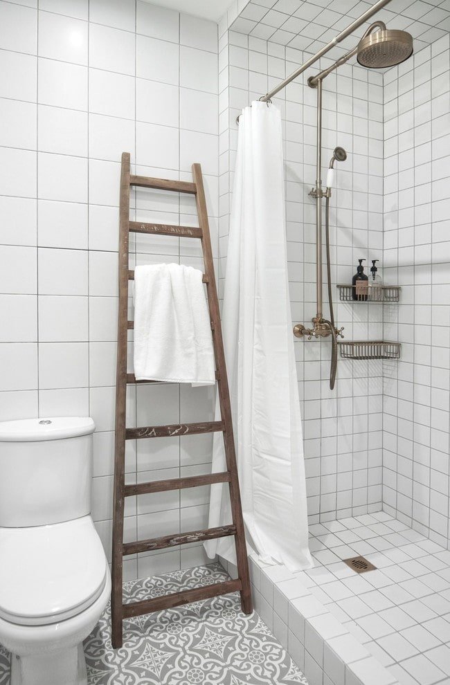 doccia con piastrelle bianche all'interno