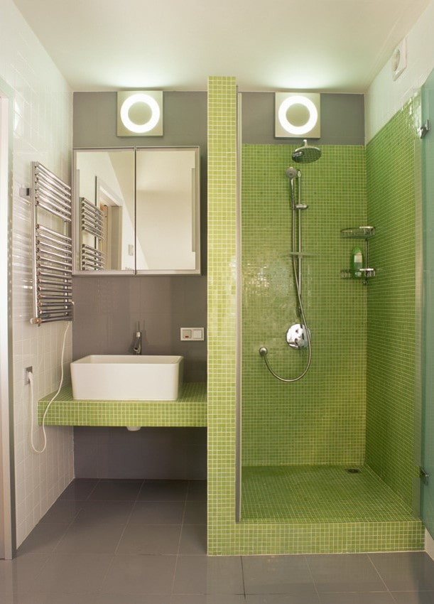 doccia con piastrelle verdi all'interno