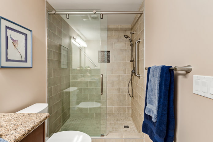 doccia realizzata con piastrelle beige all'interno