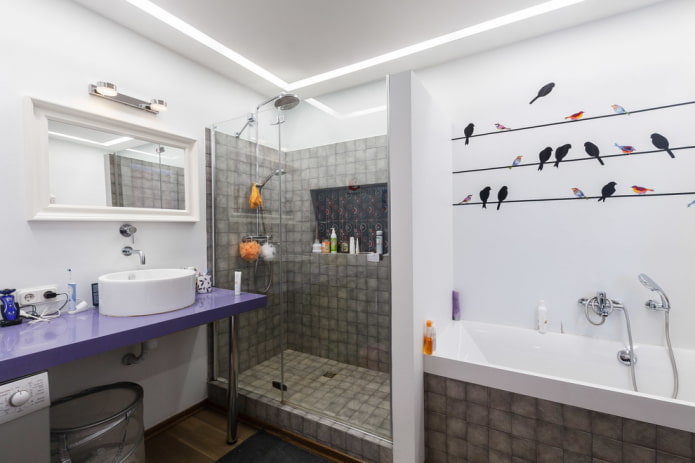 doccia realizzata con piastrelle grigie all'interno