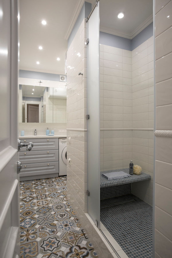 doccia con sedile piastrellato all'interno