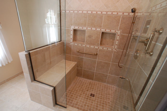 doccia con sedile piastrellato all'interno