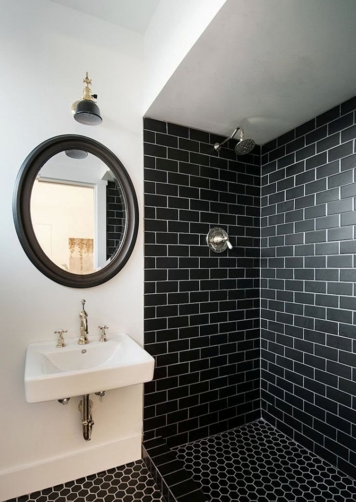 opzione per decorare una cabina doccia con piastrelle
