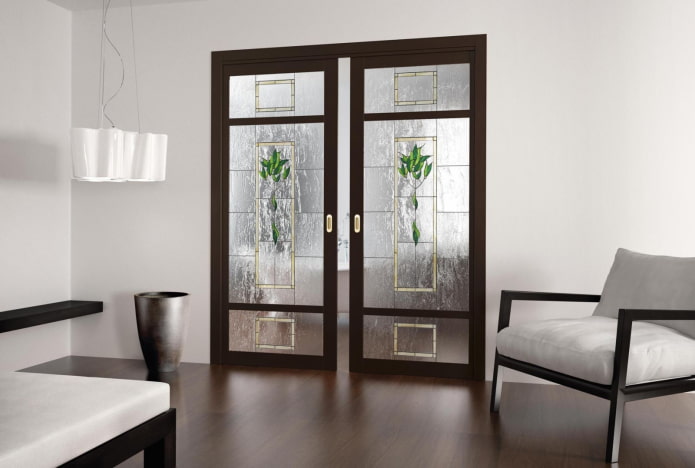 porte ad arco con vetrate colorate all'interno