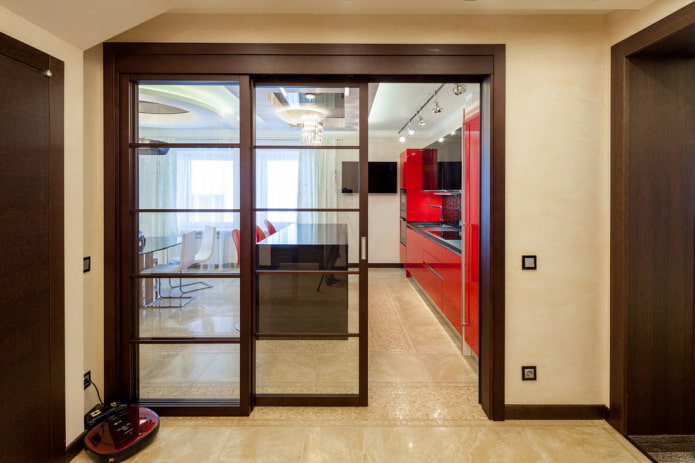 porte degli scomparti all'interno del corridoio