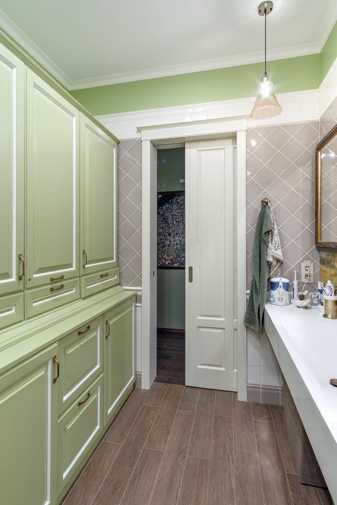 porte per scomparti all'interno del bagno
