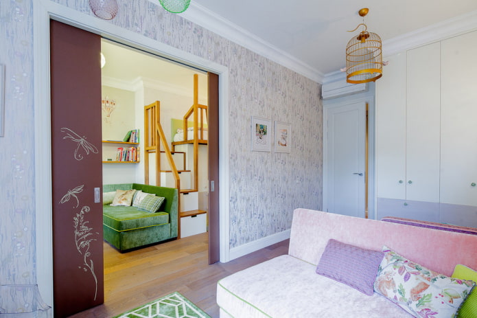 porte a scomparti all'interno della cameretta dei bambini