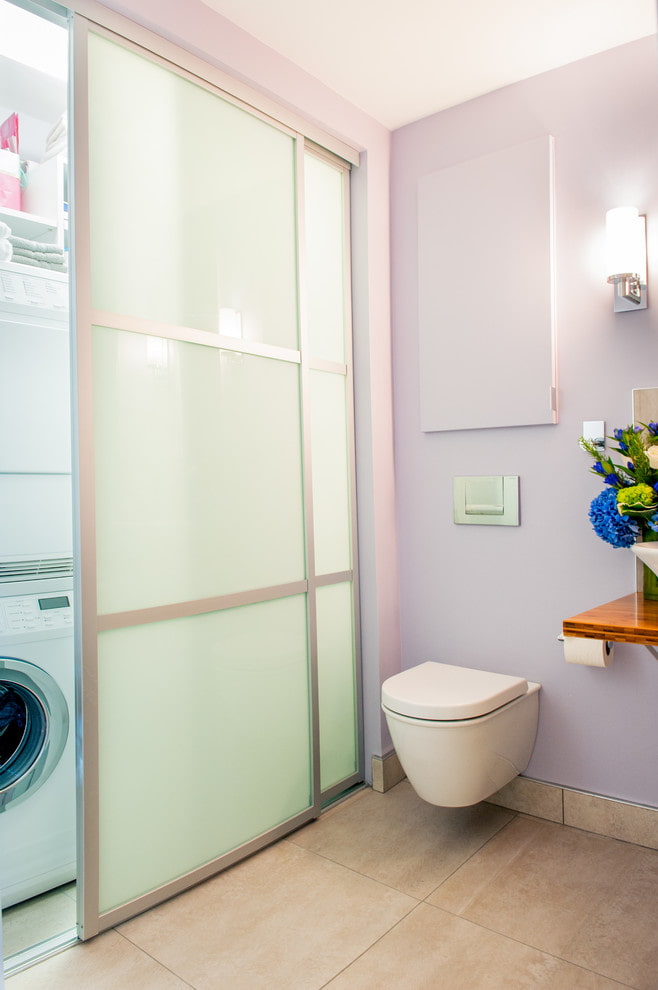 porte per cabine all'interno del bagno