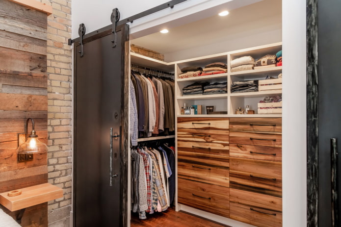 camerino con porte a fienile all'interno
