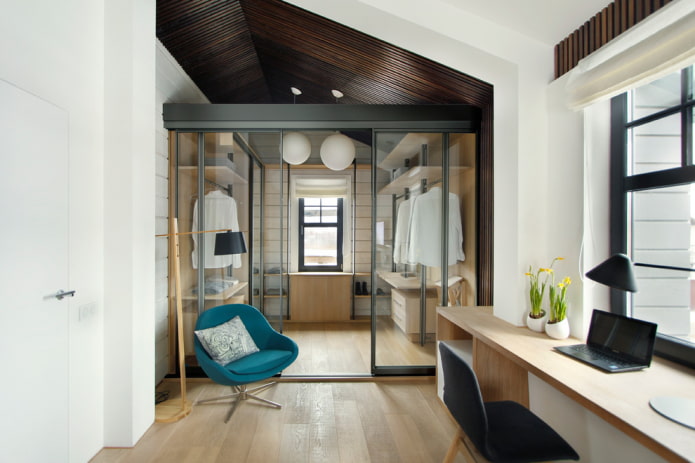 Spogliatoio con porte in vetro all'interno