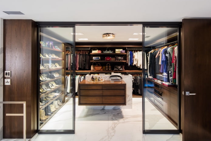 Spogliatoio con porte in vetro all'interno