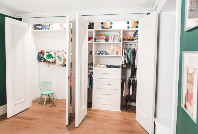 camerino con porte a battente all'interno
