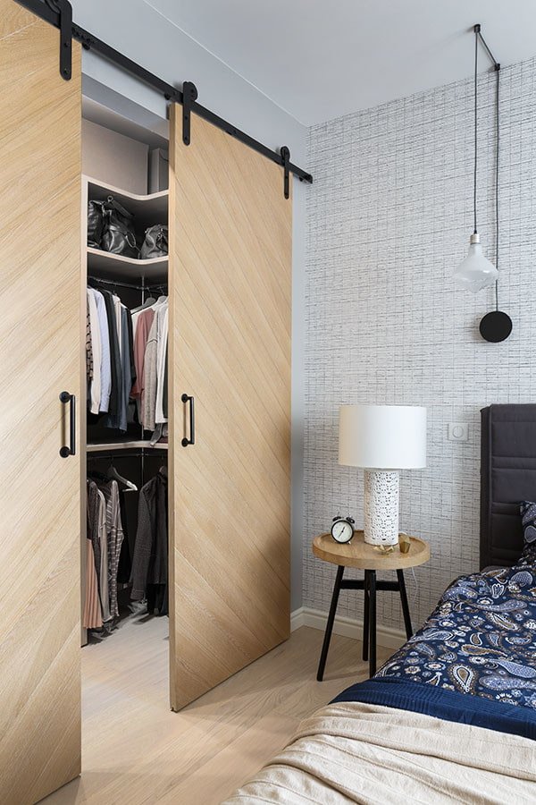 camerino con porte in legno all'interno