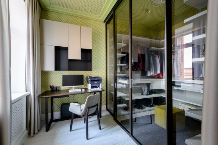 Spogliatoio con porte in vetro all'interno