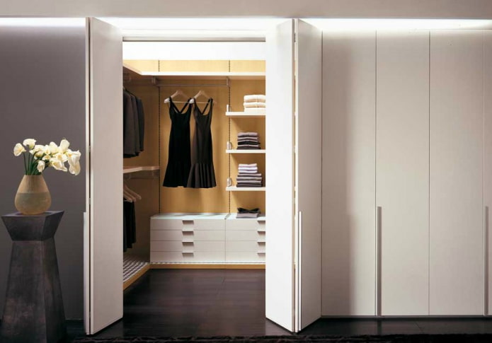 camerino con porte a soffietto all'interno