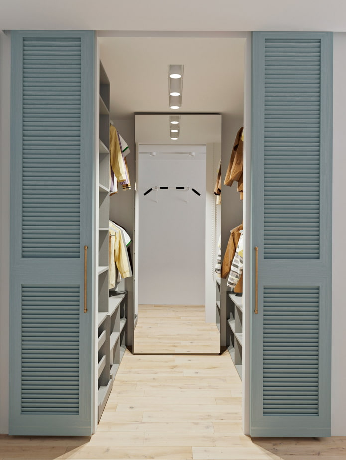 camerino con porte a persiana all'interno
