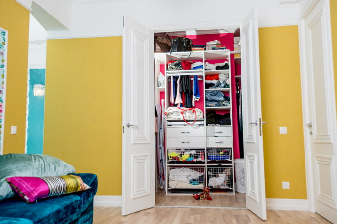 camerino con porte a battente all'interno