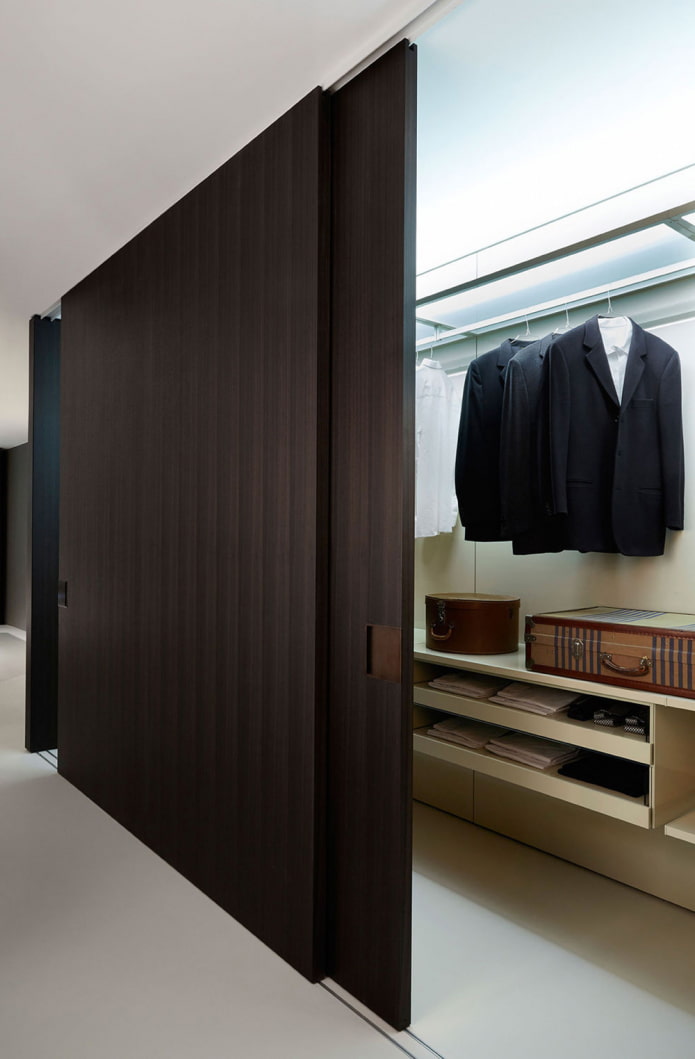 camerino con porte in legno all'interno