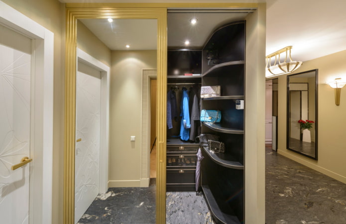 camerino con porte a specchio all'interno
