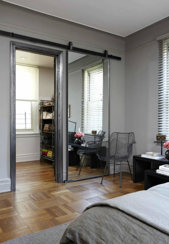 camerino con porta a specchio all'interno