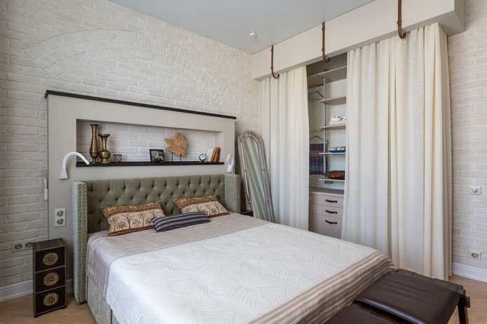 camerino dietro la tenda nell'interno della camera da letto