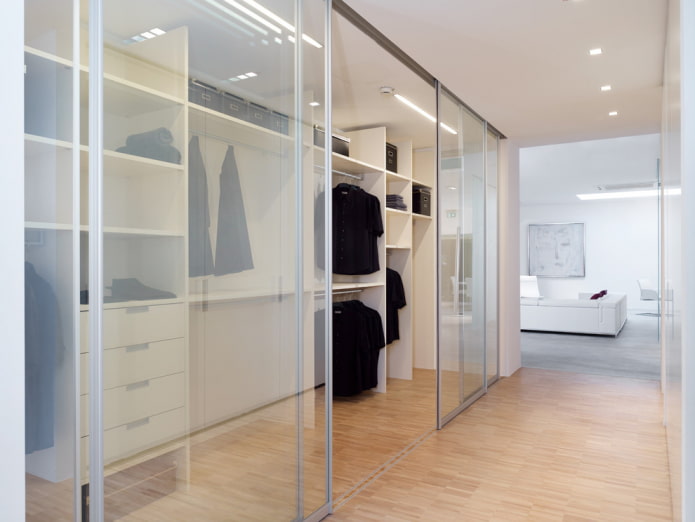 camerino con porte trasparenti all'interno