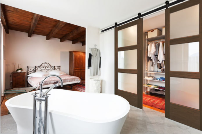 camerino con porte marroni all'interno