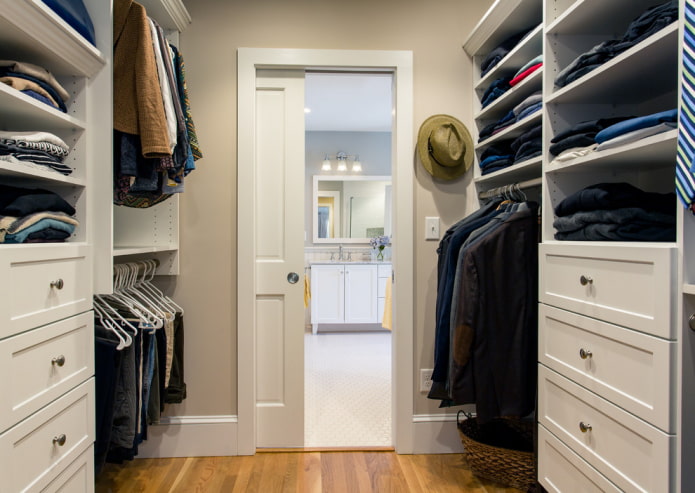una porta a forma di astuccio all'interno di uno spogliatoio
