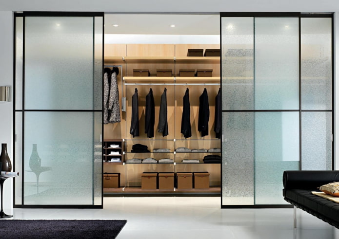 camerino con porte scorrevoli all'interno