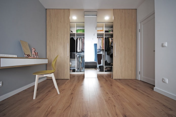 camerino con porte scorrevoli all'interno