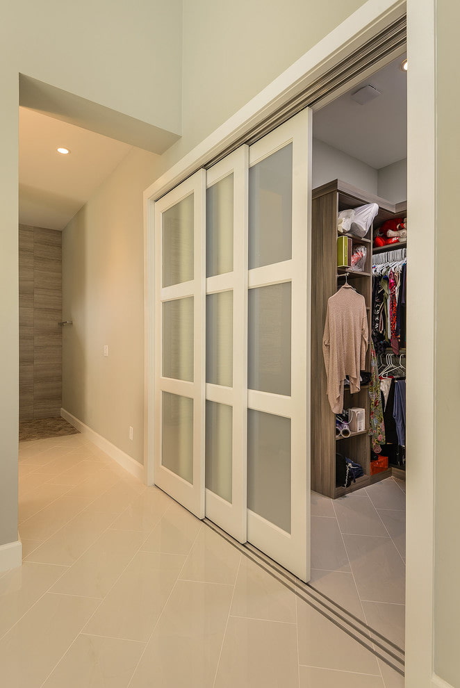 camerino con porte bianche all'interno