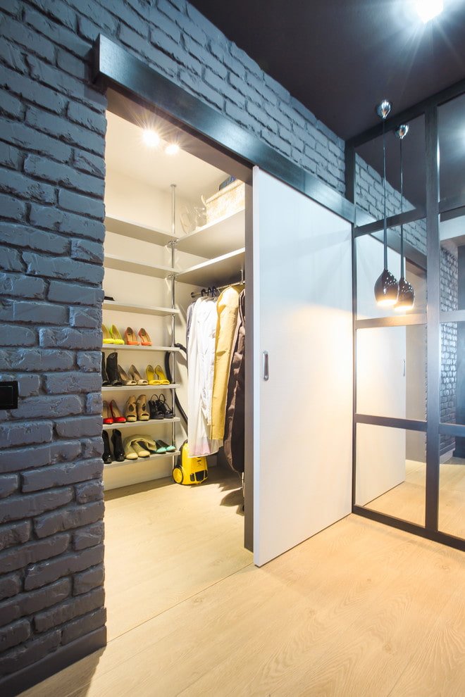 camerino con porte bianche all'interno