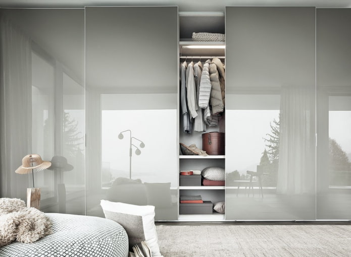 camerino con porte scorrevoli all'interno