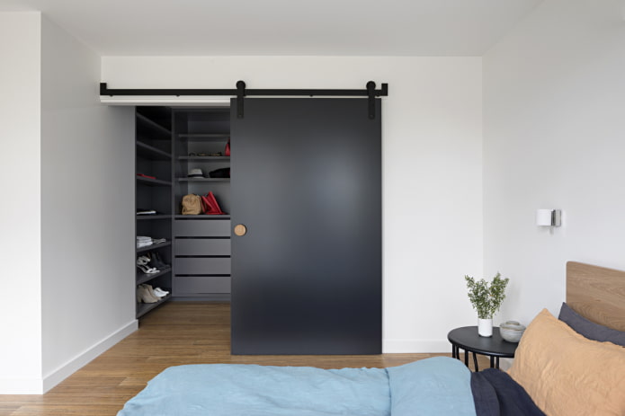 camerino con una porta opaca all'interno della camera da letto