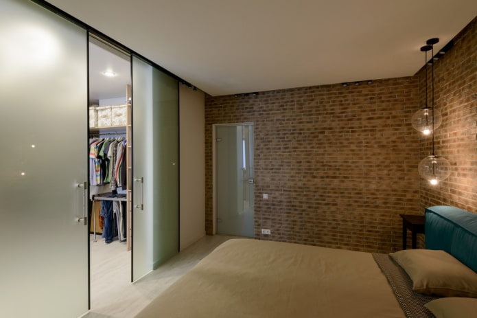 camerino con porte scorrevoli all'interno della camera da letto