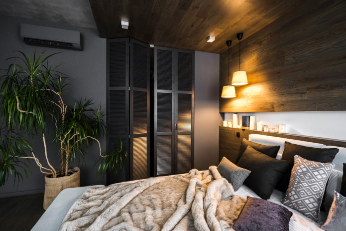 camerino con porte a persiana all'interno della camera da letto