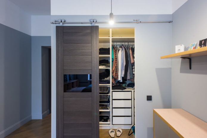 camerino con porta scorrevole all'interno
