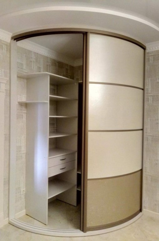 camerino con porte semicircolari all'interno