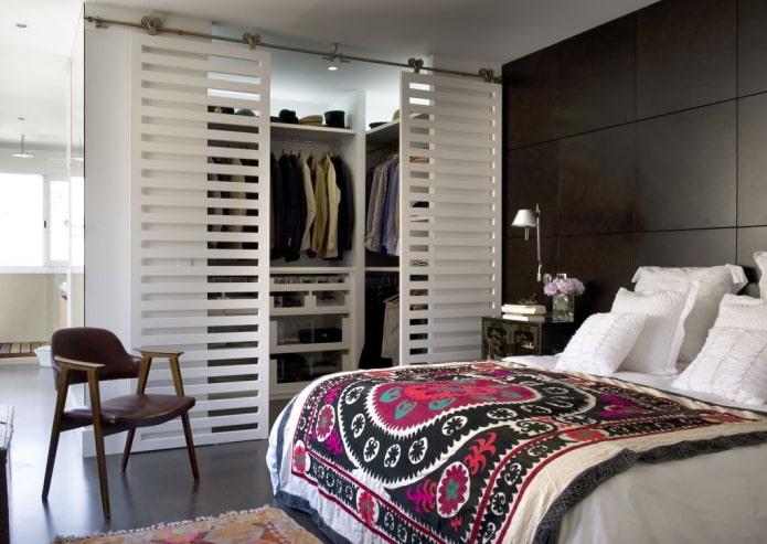camerino con porte in plastica nell'interno della camera da letto