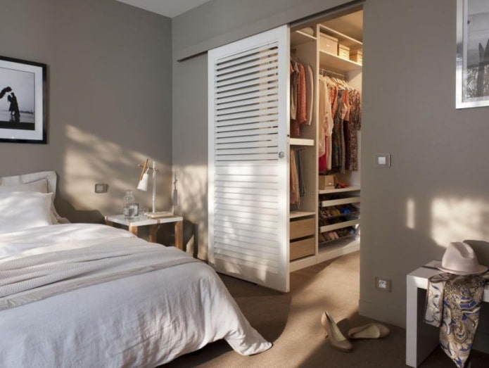 camerino con una porta al centro