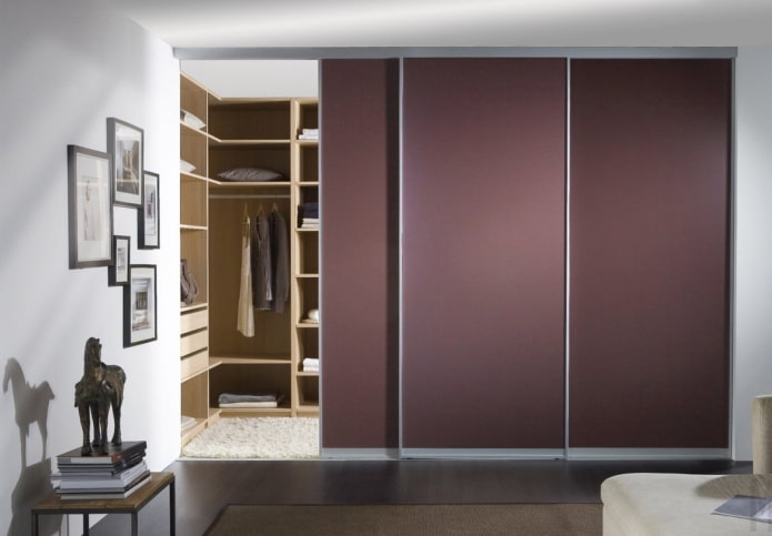 camerino con porte triple all'interno