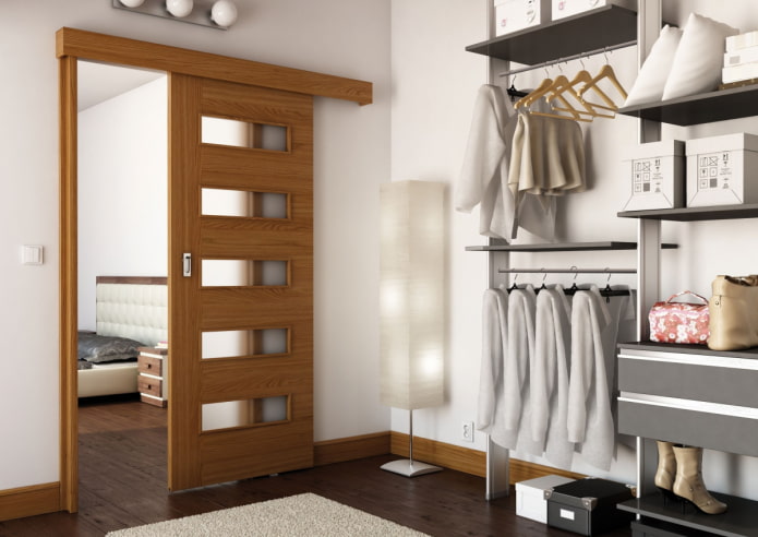 camerino con porte marroni all'interno