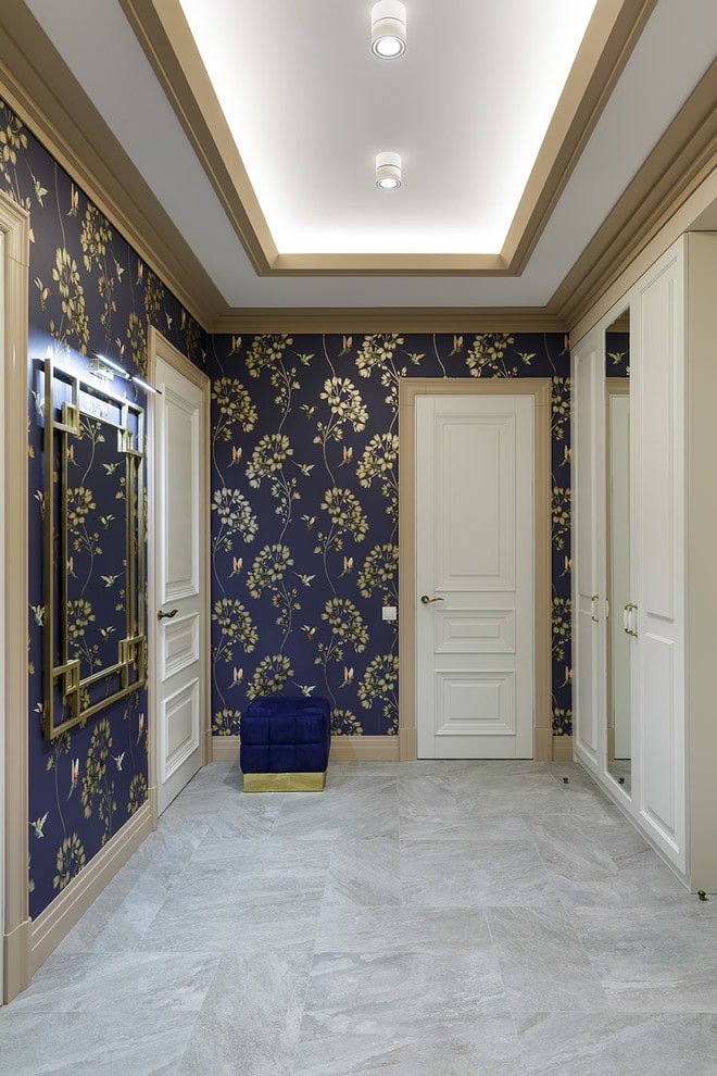 porte bianche all'interno del corridoio