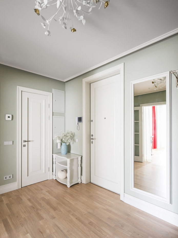 porte bianche all'interno del corridoio