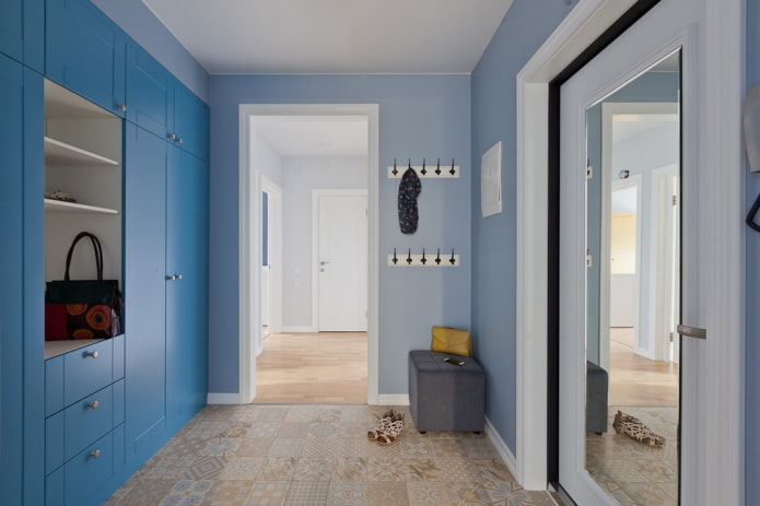 porta con specchio all'interno del corridoio